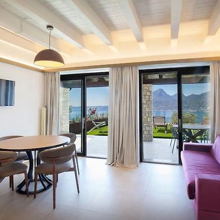 Villa Divina - Apt Prima Con Piscina E Vista Lago Castelletto Di Brenzone Exterior photo