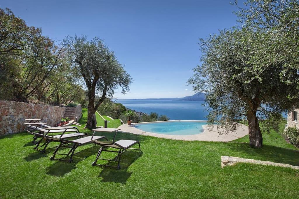 Villa Divina - Apt Prima Con Piscina E Vista Lago Castelletto Di Brenzone Exterior photo