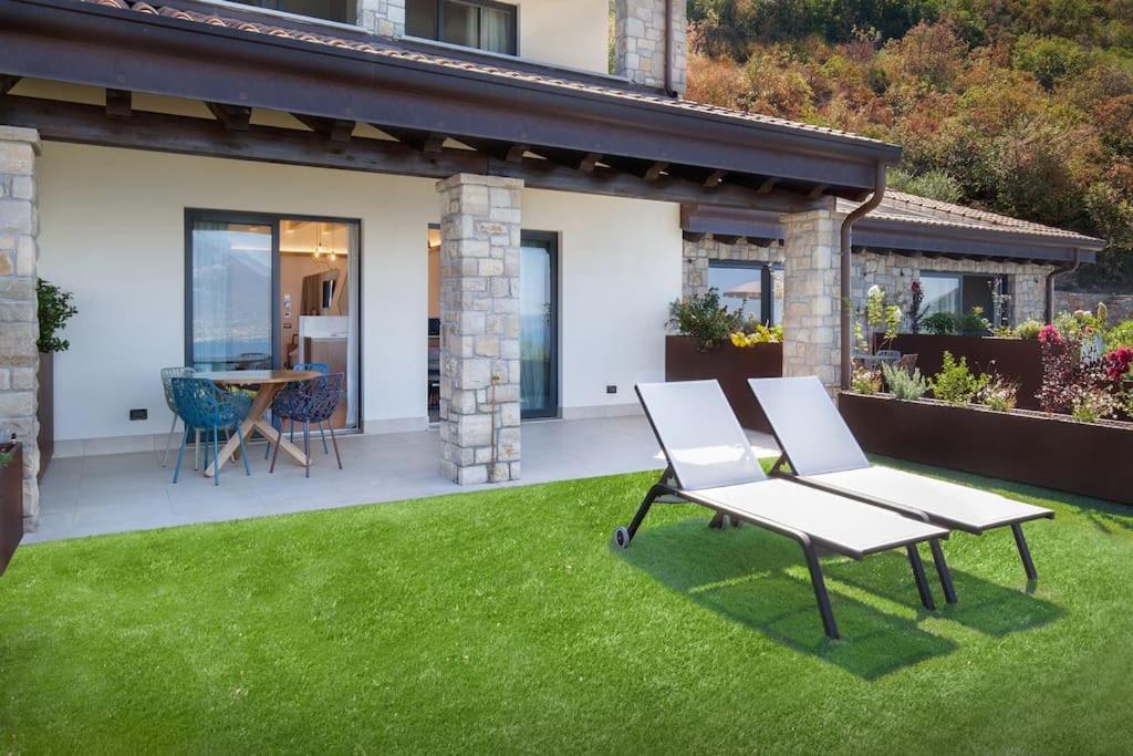 Villa Divina - Apt Prima Con Piscina E Vista Lago Castelletto Di Brenzone Exterior photo