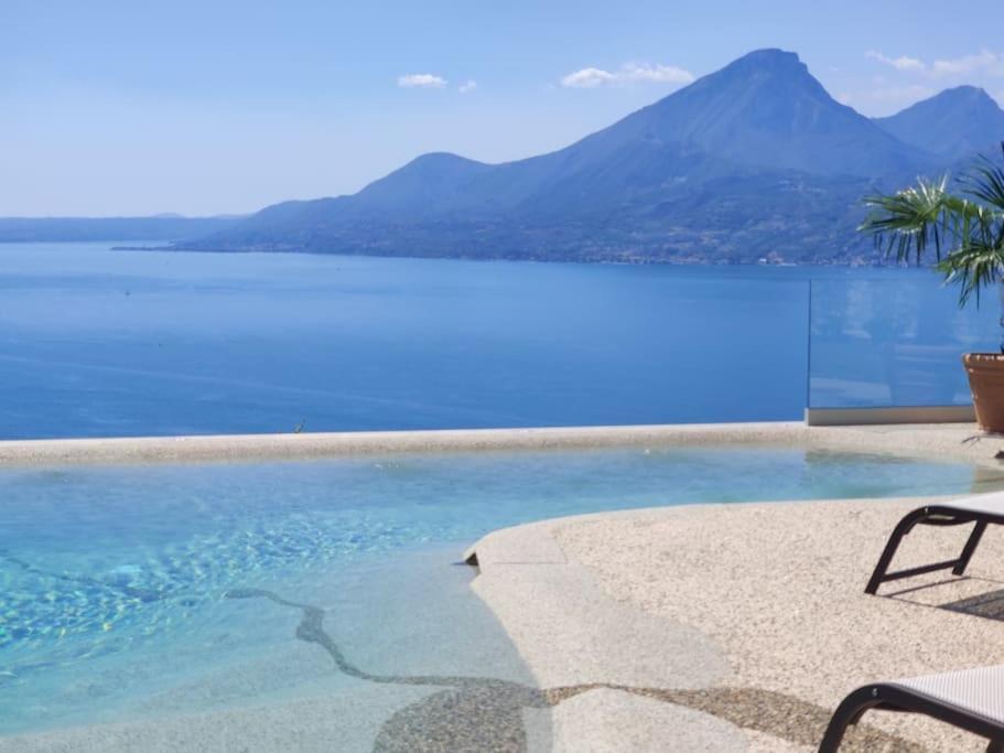 Villa Divina - Apt Prima Con Piscina E Vista Lago Castelletto Di Brenzone Exterior photo