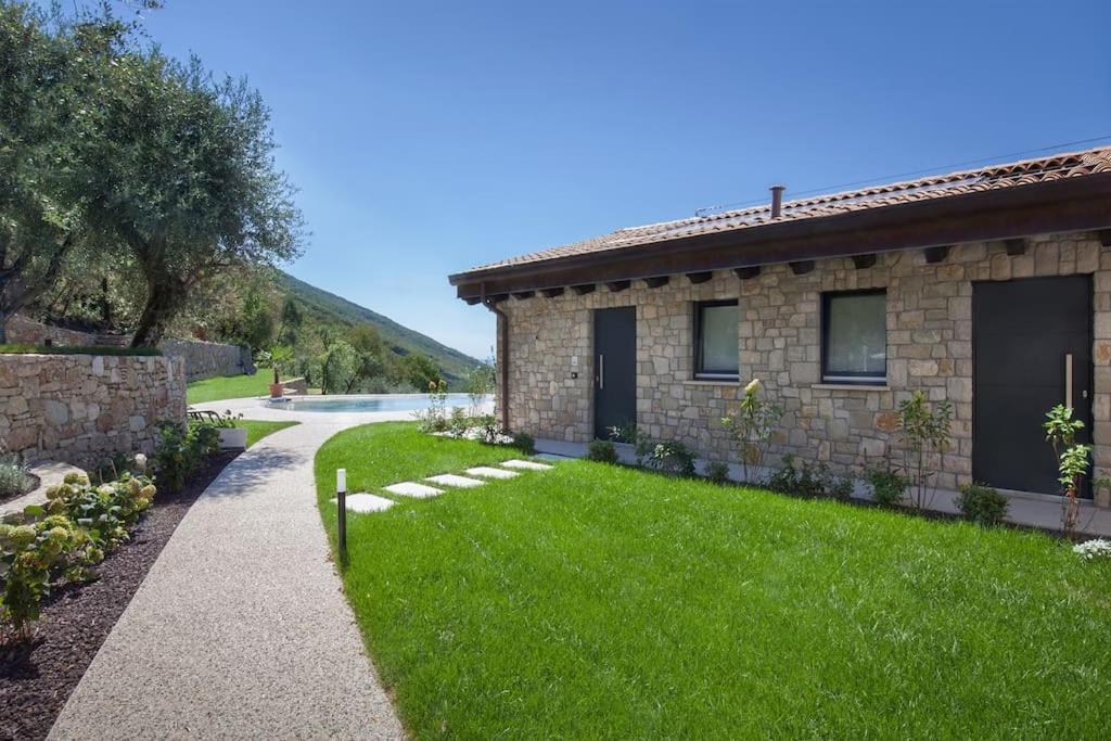 Villa Divina - Apt Prima Con Piscina E Vista Lago Castelletto Di Brenzone Exterior photo