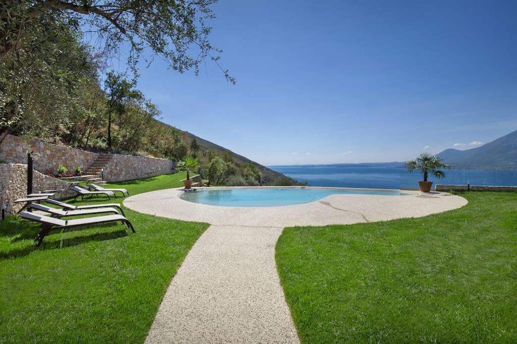 Villa Divina - Apt Prima Con Piscina E Vista Lago Castelletto Di Brenzone Exterior photo