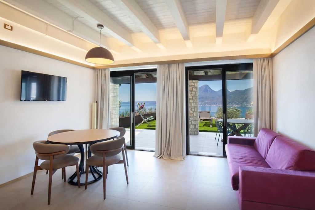 Villa Divina - Apt Prima Con Piscina E Vista Lago Castelletto Di Brenzone Exterior photo