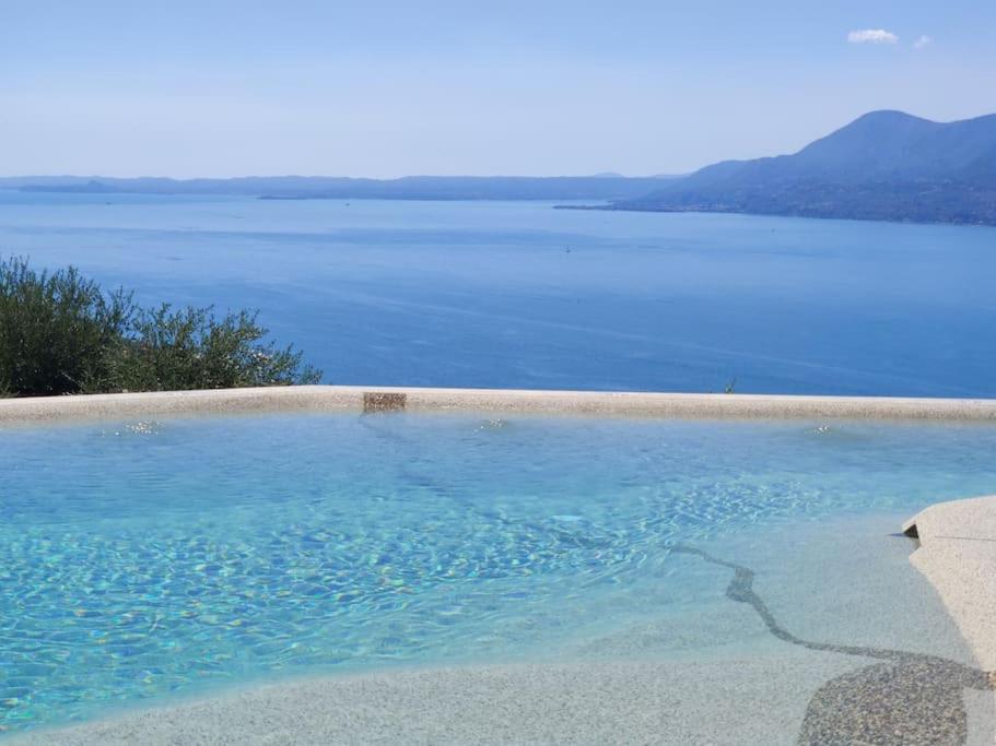 Villa Divina - Apt Prima Con Piscina E Vista Lago Castelletto Di Brenzone Exterior photo